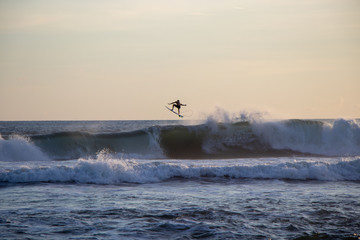 Obraz premium Surfer riding wave at Echo Beach Canggu Bali Indonesia