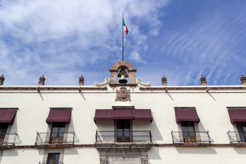 Fototapeta na wymiar Palacio Municipal de Queretaro con arquitectura colonial