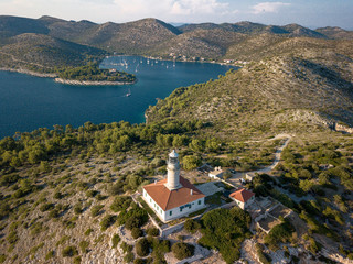 Leuchtturm auf Steilküste bei der Bucht Skrivena Luka auf der Insel Lastovo, Kroatien im Mittelmeer