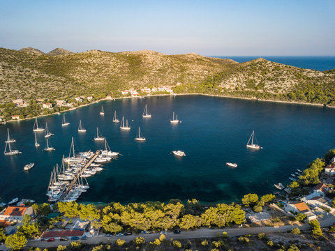 Porto Rosso in der Bucht Skrivena Luka, Lastovo, Kroatien im Mittelmeer