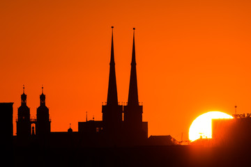 Naklejka premium Sonnenaufgang Halle Saale Marktkirche