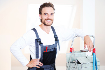 Handwerker, Mann in Arbeitskleidung mit Werkzeug 