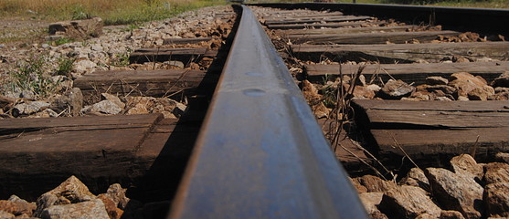Carril de caminho de ferro - imagem de perfil de um trilho de comboio - vista em linha de fuga