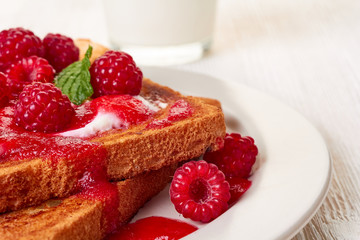 Grilled toasts with ricotta and fresh raspberries