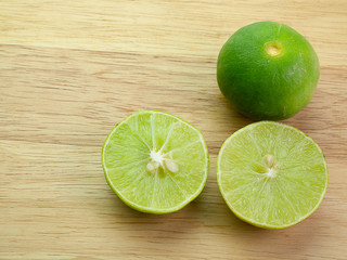 lemon with green leaf Put on wooden floor