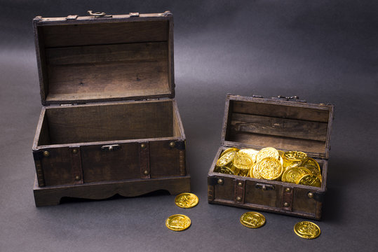 黒バックの宝箱とゴールドコイン
