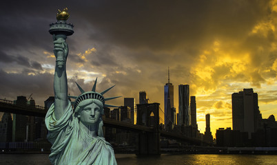 Fototapeta premium New York City Manhattan downtown skyline and Brooklyn bridge