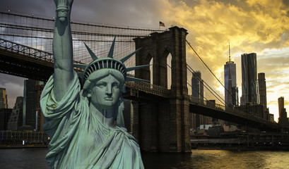 Fototapeta premium New York City Manhattan downtown skyline and Brooklyn bridge