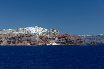 Vue d'Oia depuis la mer sur l'île de Santorin dans les Cyclades en Grèce 