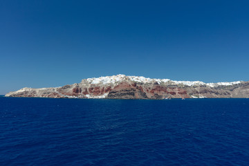 Vue d'Oia depuis la mer sur l'île de Santorin dans les Cyclades en Grèce 