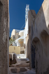 Rue d'Emporio sur l'île de Santorin dans les Cyclades Grecque