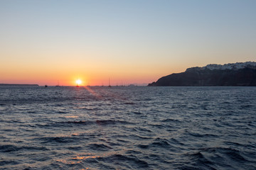 Coucher de Soleil sur l'île de Santorin dans les Cyclades Grecques