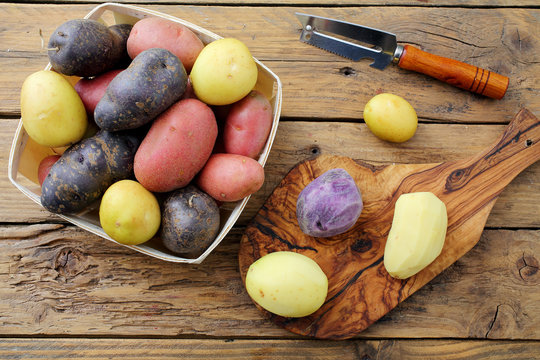 patate crude su sfondo tavolo di cucina