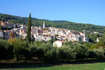 Fototapeta na wymiar Trans en Provence: panorama sur le village