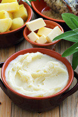 pure' di patate e patate bollite su sfondo tavolo di cucina