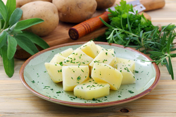 patate bollite con spezie e verdure su sfondo tavolo di cucina