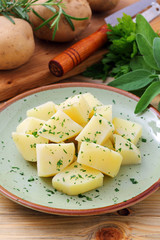 patate bollite con spezie e verdure su sfondo tavolo di cucina