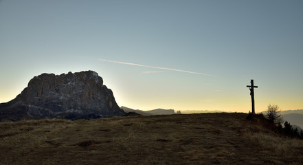 Dämmerung am Langkofel mit einem Kreuz