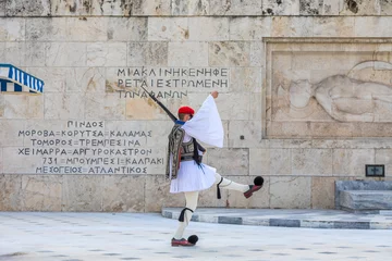 Fotobehang Relève de la garde devant le Parlement grec à Athènes © Pierre Violet