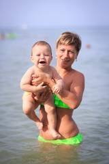 Fototapeta premium Mom with a baby on the sea