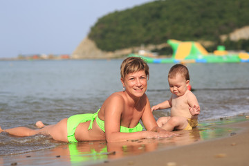 Fototapeta premium Mom with a baby on the sea