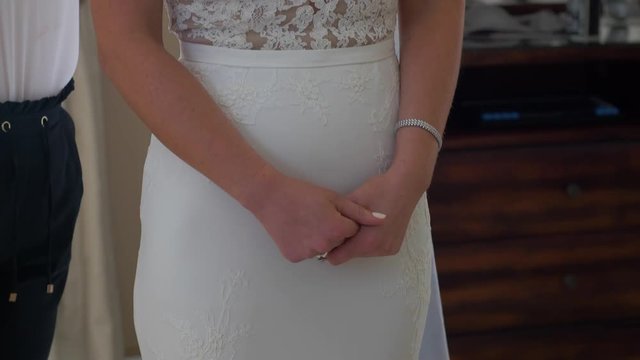 bride holds hends