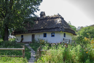 Fototapeta na wymiar Ukrainian ancient typical house with thatched roof 