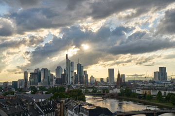 Fototapeta na wymiar Skyline der Stadt Frankfurt am Main am Abend