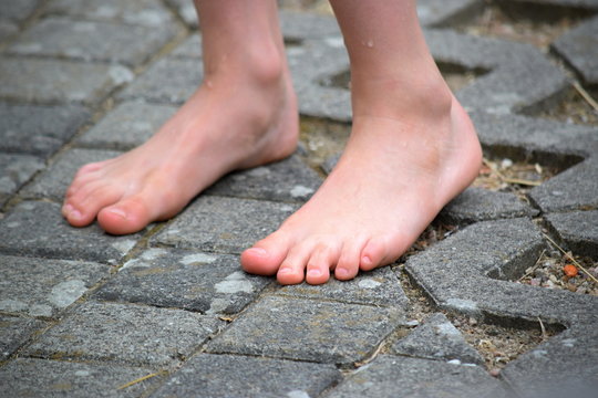 Barfuss im Sommer - Gesp&uuml;r und Geschick