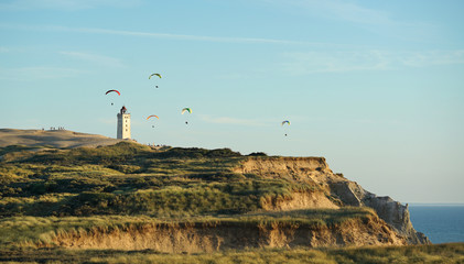 Leuchtturm mit Paraglidern