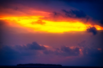 Dieses einzigartige bild zeigt einen wunderschönen romantischen sonnenuntergang auf den malediven der himmer ist rot gefährbt und die letzten sonnenstrahlen spiegeln sich auf dem wasser