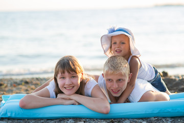 Obraz premium Children bathe in the sea