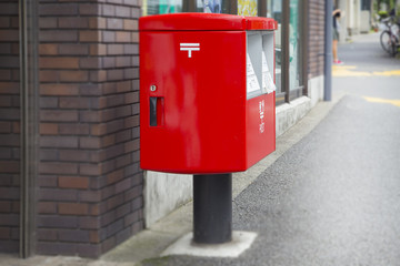 郵便ポストのある街角