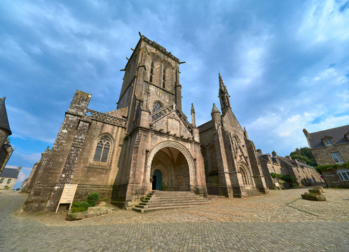Vista de la Fachada de la Iglesia de Granito de Estilo Gótico Flamígero de San Román en la Plaza Mayor del Pueblo Bretón de Locronan, Región de Bretaña, Francia