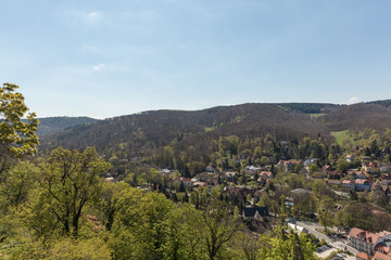 Fototapeta na wymiar Landschaft um Wernigerode mit Gebirge