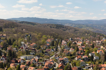 Obraz premium Landschaft mit Stadtbild von Wernigerode