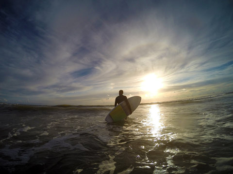Surfer bei Sonnenuntergang