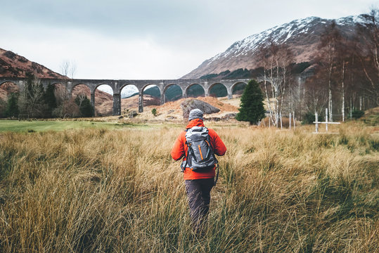Man traveler walks neaar famous Glenfinnan viadukt in Scotland