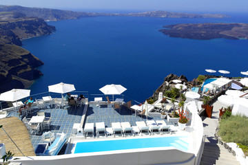 Obraz premium Widok z basenem na kalderze Santorini z Merovigli, Grecja - Włochy