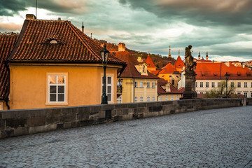 Obraz premium Romantic views of Prague from Charles Bridge at sunrise