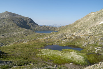 Fototapeta na wymiar hochalpine Seenlandschaft