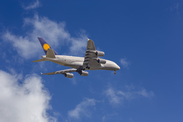Flugzeug zwischen den Wolken