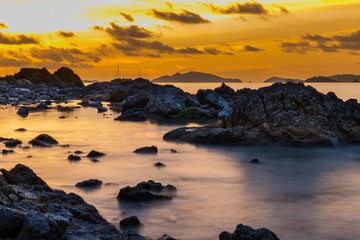 Naklejka premium Seascape,Beautiful sunset scenery with rocks,Koh lipe, Thailand.