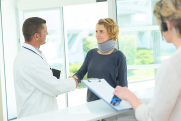 Obraz premium doctor and patient handshaking