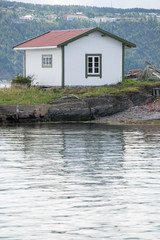Fototapeta na wymiar casa sul fiordo