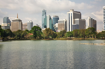 Fototapeta premium Park Lumphini w dzielnicy Bang Rak w Bangkoku. Królestwo Tajlandii