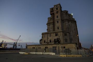 Fototapeta na wymiar edificio storico di un porto marittimo 