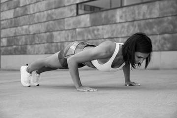 Fototapeta na wymiar sports girl is training on the street
