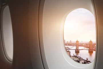reizen naar Londen, uitzicht op Tower Bridge vanuit raam van vliegtuig, toerisme