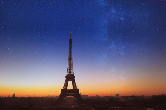Fototapeta noc w Paryżu z niebieskim gwiaździstym niebem, piękny romantyczny widok na Wieżę Eiffla z gwiazdami, Francja